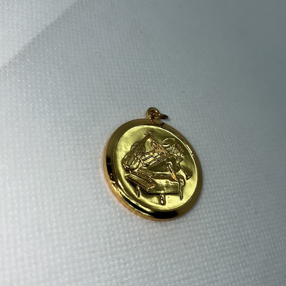 MUSICAL INSTRUMENT PENDANT CHARM GOLD TONE, PIANO, VIOLIN, SAXOPHONE, NOTES - Picture 4 of 12